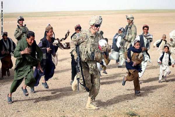 جندي أميركي يلاعب أطفالًا باكستانيين بقندهار