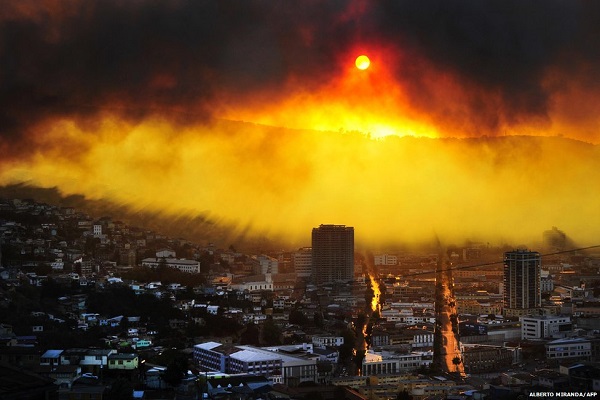 حريق في مدينة فاباريزيو التشيلية خلف 15 قتيلًا ودمر 3 آلاف منزل
