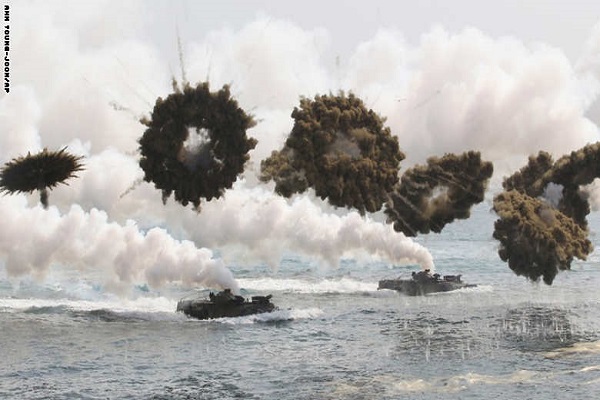 سفن بحرية تابعة لكوريا الجنوبية تخرج من بين دخان في تدريبات عسكرية مشتركة مع الولايات المتحدة