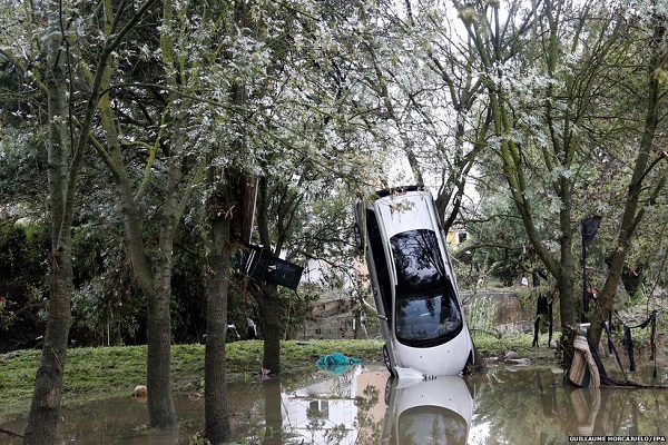 عاصفة ماطرة اصابت مونبيليه الفرنسية، فرمت بالسيارات فوق الأشجار