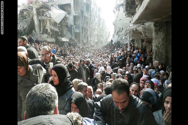 لاجئو اليرموك الفلسطينيين المحاصرين في سوريا ينتظرون استلام مساعدات منظمة غوث اللاجئن التابعة للأمم المتحدة