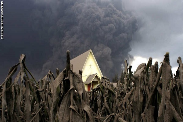 مزرعة غطاها رماد بركاني بأندونيسيا بعد ثوران بركان سينابنغ