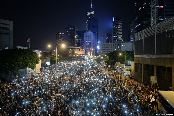 وصل الربيع إلى هونغ كونغ التيعجت بالمتظاهرين المطالبين بحرية الاقتراع