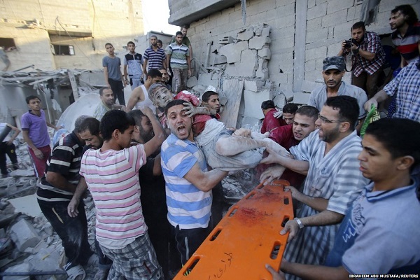 وهلل الفلسطينيون إن انتشلوا صبيًا على قيد الحياة من أحد أحياء رفح التي قصفها الطيران الاسرائيلي
