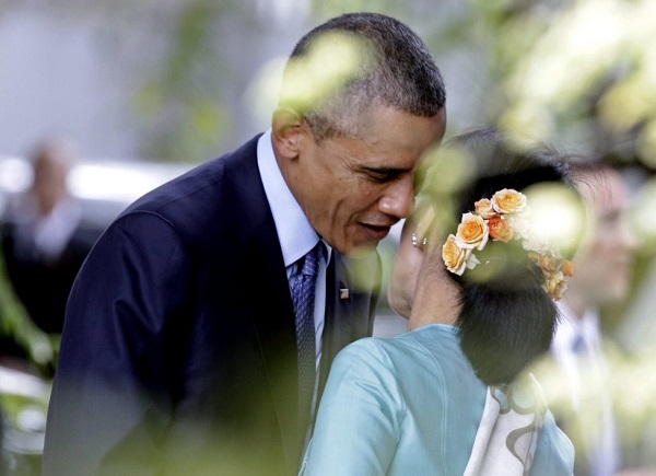 الرئيس الأميركي باراك أوباما وزعيمة المعارضة في ميانمار أونغ سو كي .