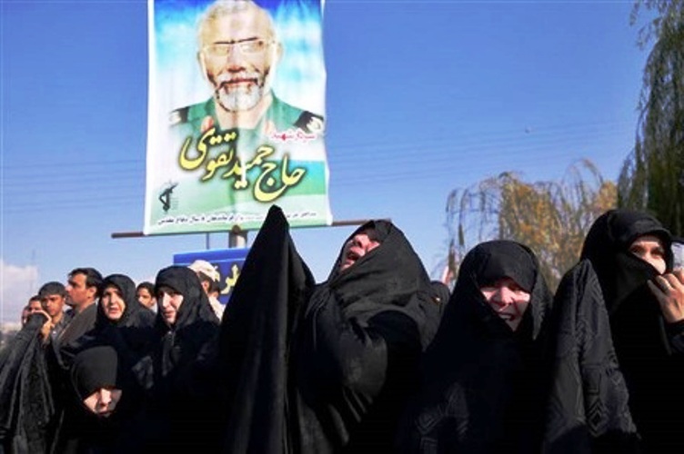 نساء إيرانيات يبكينه - صورة من وكالة مهر 