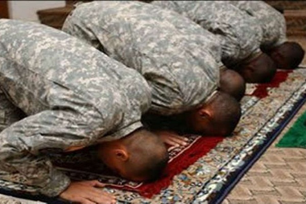 صورة أرشيفية لجنود بريطانيين يؤدون الصلاة 