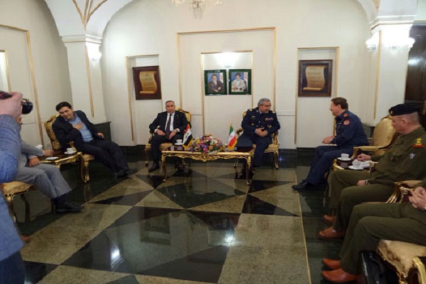 وزير الدفاع العراقي خالد العبيدي خلال زيارته معرض الانتاج الحربي في طهران