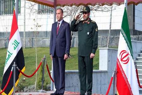 وزير الدفاع العراقي خالد العبيدي مع نظيره الايراني العميد دهقان لدى وصوله الى إيران
