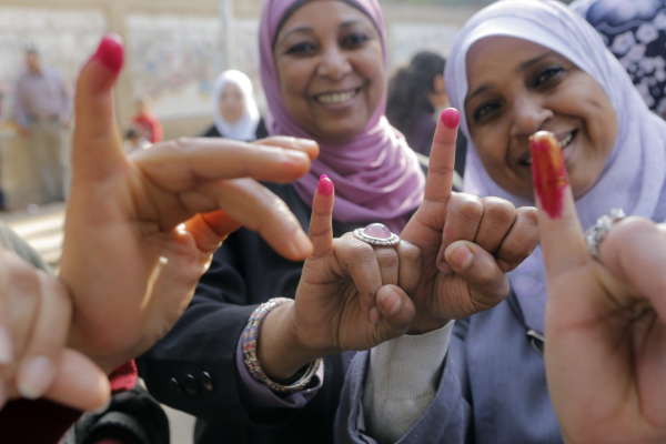 مصريات بعد التصويت في الاستفتاء على الدستور