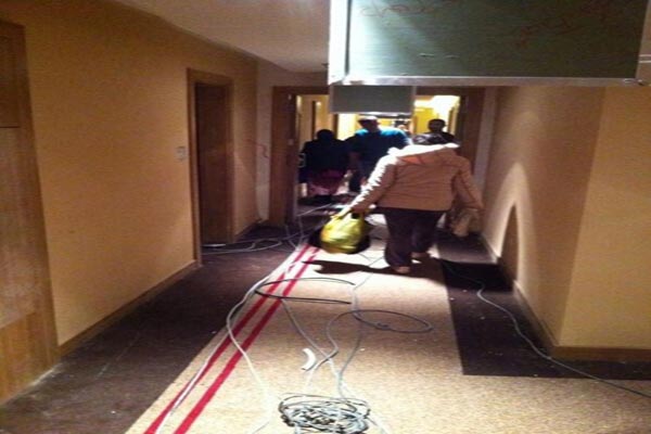 الوفود تتقاطر على فنادق سوتشي المزرية وفي الصورة تبدو خطوط هواتف وكهرباء مبعثرة