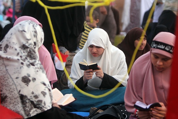 فتيات إخوانيات أثناء اعتصام أنصار مرسي في ميدان رابعة