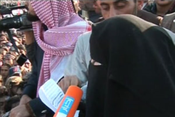 معتقلة عراقية تخطب في متظاهري الأنبار عقب إطلاقها