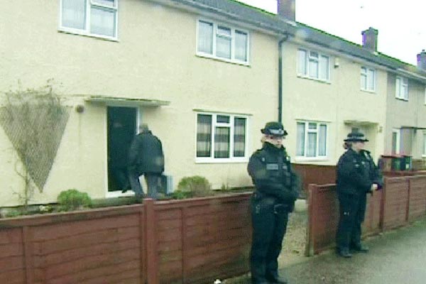 الشرطة البريطانية أمام منزل مجيد في كراولي