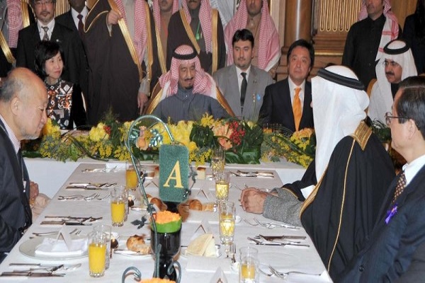  الأمير سلمان بن عبدالعزيز خلال حفل العشاء الذي أقامه سفير السعودية لدى اليابان