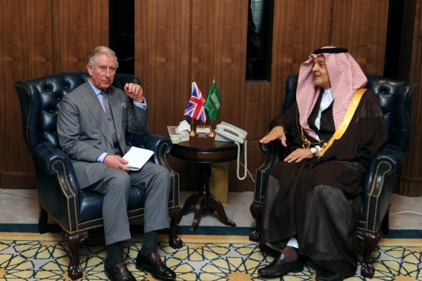 وزير الخارجية السعودي سعود الفيصل مستقبلًا الأمير تشارلز
