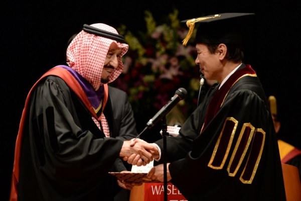 الأمير سلمان يتسلم شهادة الدكتوراه الفخرية في الحقوق من جامعة 