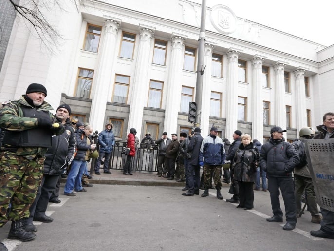 معارضون يحرسون مبنى البرلمان الأوكراني غداة جلسة تسعى خلالها المعارضة لإقالة الرئيس