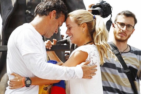 زعيم المعارضة الفنزويلية مع زوجته قبل اعتقاله 