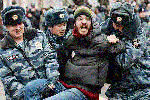 شرطة موسكو تعتقل أحد المحتجين