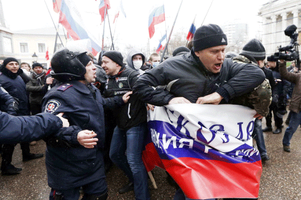 مؤيدون لروسيا بمدينة سيفاستوبول في القرم