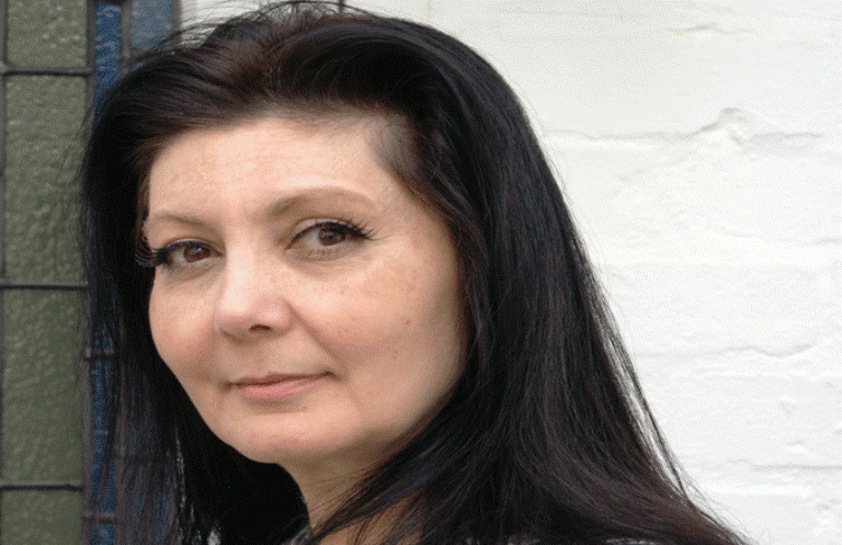 الكاتبة والإعلامية رنا قباني 
