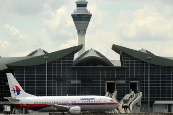طائرة تابعة للخطوط الجوية الماليزية في مطار كوالالمبور