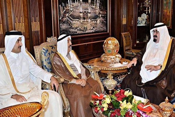  لقاء الملك عبدالله بن عبدالعزيز مع تميم بحضور امير الكويت في ديسمبر 2013 