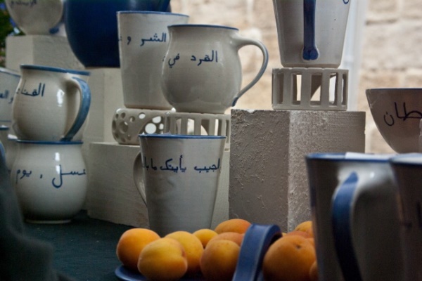 الخط العربي يزين المنتجات الخزفية