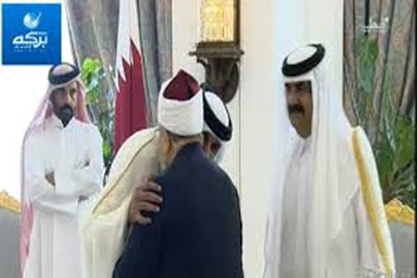 أمير قطر تميم بن حمد يقبّل القرضاوي