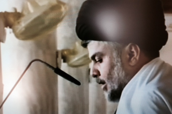 الصدر خلال إلقائه خطبة الجمعة في مسجد الكوفة