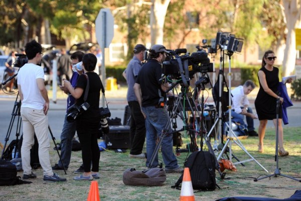 صحافيون يتجمعون أمام قاعدة لسلاح الجو الملكي الأسترالي
