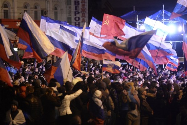 سكان في القرم يحملون أعلاما روسية في ساحة لينين في سيمفروبول