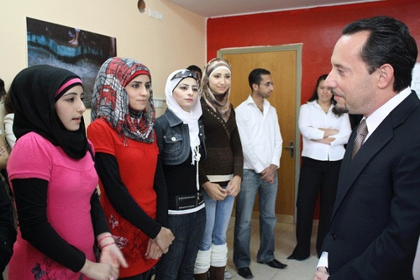 روبنشتاين ولقاء مع فتيات فلسطينيات حين كان قنصلاً عاماً في القدس