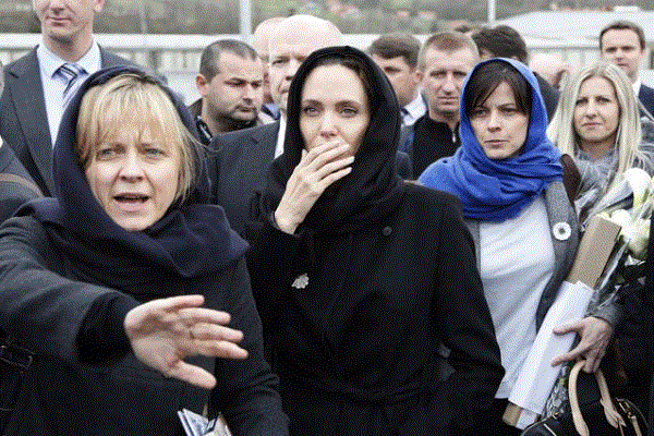 انجلينا جولي وهيغ مع عدد من ضحايا العنف في البوسنة 