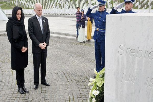 هيغ وجولي امام النصب التذكاري في سربرينتسا