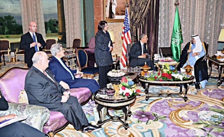 العاهل السعودي مستقبلا أوباما والوفد المرافق له في روضة خريم