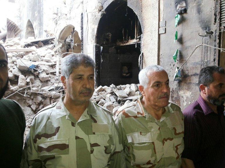 العميد عبد الاله البشير رئيس أركان الجيش السوري الحر برفقة ثوار سوريين في حلب