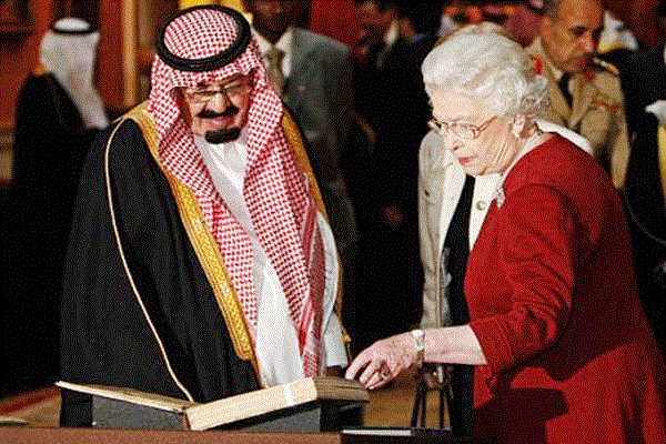 ملكة بريطانيا تطلع العاهل السعودي على وثائق في قصر باكينغهام 