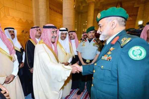الأمير مقرن بن عبدالعزيز يستقبل المبايعين