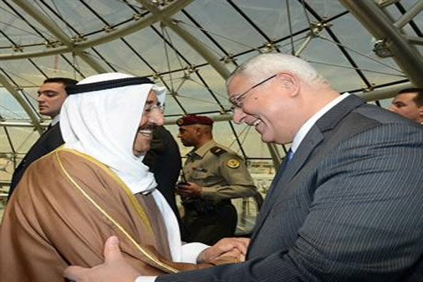 أمير الكويت مستقبلًا الرئيس المصري المؤقت المستشار عدلي منصور
