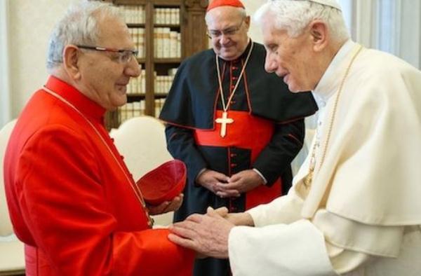 البابا بينديكتوس السادس عشر خلال لقاء مع الكاردينال دلي