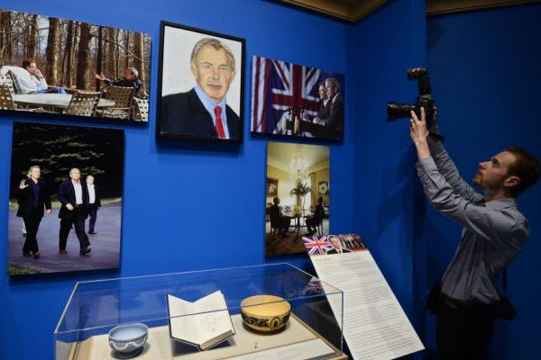 صور رئيس الوزراء البريطاني السابق توني بلير