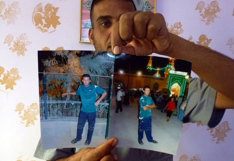 رسول وهو الشقيق الاكبر للضحية حسين السعدون رافعًا صوره