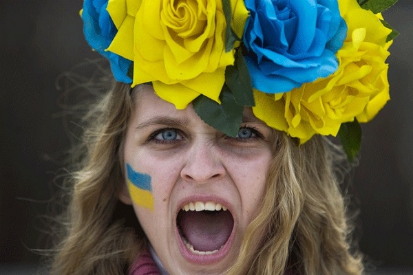 محتجة اوكرانية على التدخل الروسي للقرم