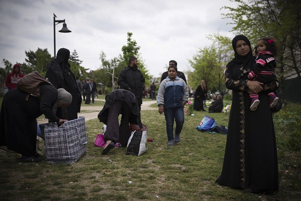 لاجئون سوريون يقيمون في حديقة عامة في فرنسا