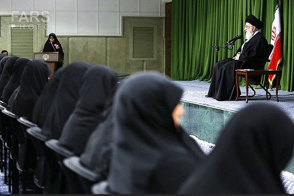 خامنئي خلال حديثة لنخبة النساء الإيرانيات 