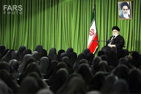 المرشد الايراني يرفض النظرة الغربية للمرأة 