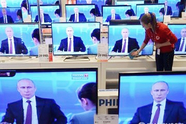 لقطات من الحوار التلفزيوني المباشر مع بوتين الخميس 