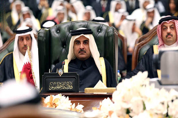 أمير قطر تميم بن حمد يقرر الامتثال لشروط الخليج ويطرد الإخوان